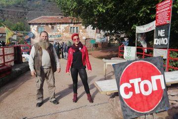 Jelena Marinković, aktivista Pokreta ujedinjenih fantoma, u Toplom Dolu, stop za mini hidrolelektrane.