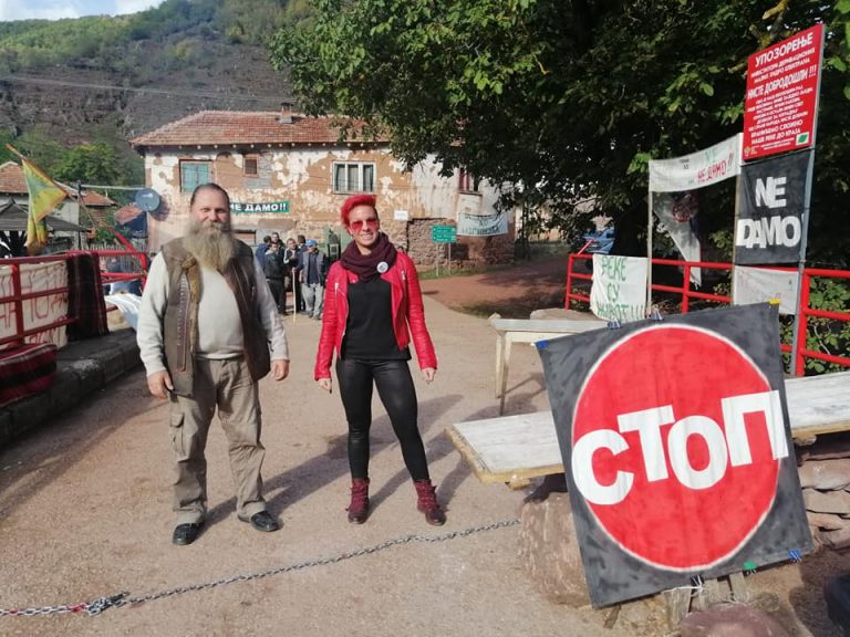 Jelena Marinković, aktivista Pokreta ujedinjenih fantoma, u Toplom Dolu, stop za mini hidrolelektrane.